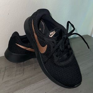 Womens Nike Tajun Black with Rose Gold swoosh size 6.5 **EXCELLENT CONDITION**